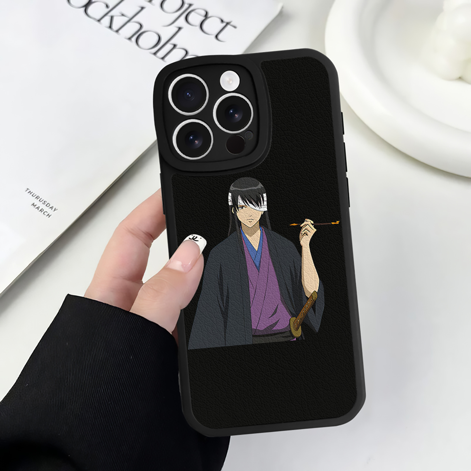 （画像用） ぎんたま 坂田銀時（さかたぎんとき） 神楽 志村新八（しむら しんぱち） GINTAMA Sakata Gintoki Kagura Shimura Shinpachi 【iPhone 16シリーズ対応】シリコンスマホケース（レザー調） 材質：シリコン